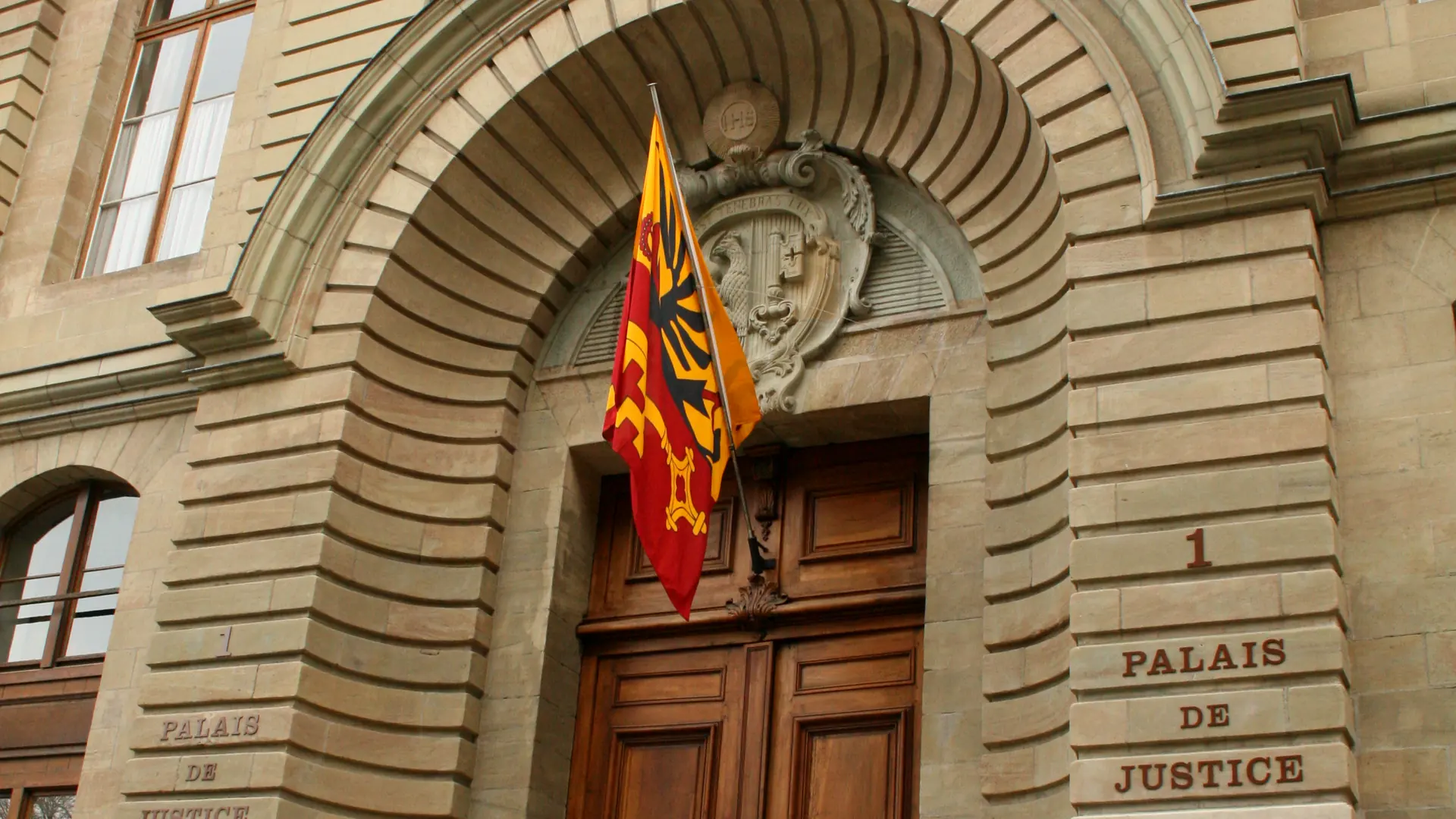Le porche du Palais de Justice de Genève